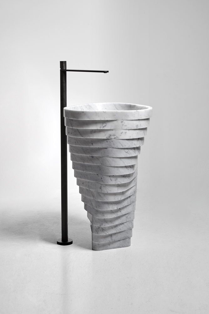 Vasque totem en marbre blanc à strates et mitigeur noir sur pied